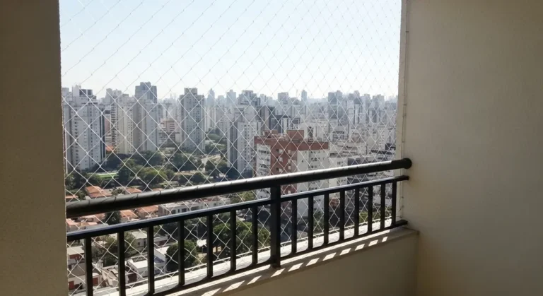 Rede de proteção em sacada de apartamento – atendimento no Presidente Dutra
